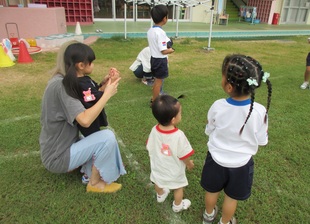 ふれあい遊びをしている子どもたちの写真3