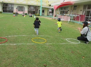 かけっこをしている子どもたちの写真1