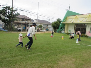 かけっこをしている子どもたちの写真2