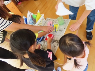 染め紙をしている子どもたちの写真1