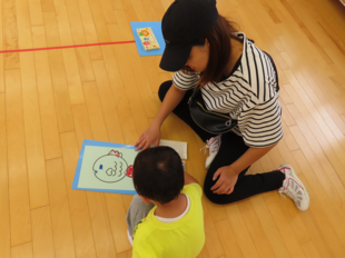 旗の絵を描いている子どもたちの写真1