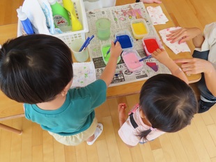 染め紙をしている子どもたちの写真2