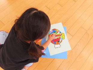 旗の絵を描いている子どもたちの写真2