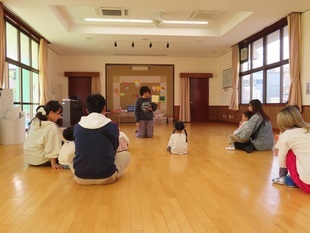 絵本を見ている子どもたちの写真