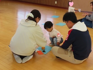 カボチャポシェットを作っている子どもたちの写真