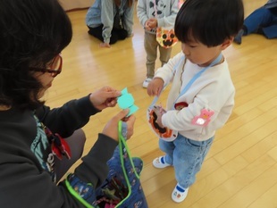 ハロウィンごっこをしている子どもたちの写真