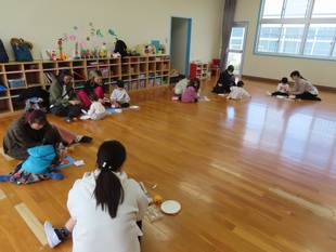 製作遊びをしている子どもたちの写真