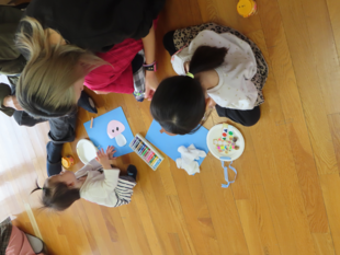 製作遊びをしている子どもたちの写真2
