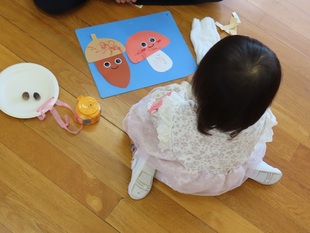 製作遊びをしている子どもたちの写真3