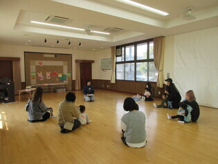 1月くまさんクラブの様子　触れ合い遊び