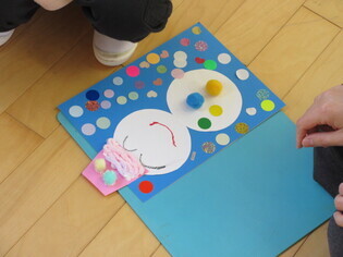 1月くまさんクラブの様子　製作ゆきだるま2