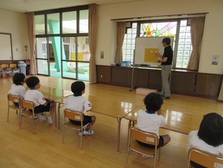 囲碁で遊んでいる子どもたちの写真