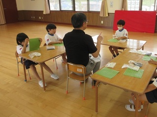 囲碁で遊んでいる子どもたちの写真