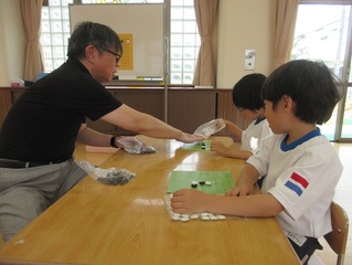 囲碁で遊んでいる子どもたちの写真