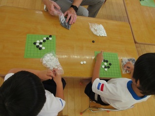 囲碁で遊んでいる子どもたちの写真