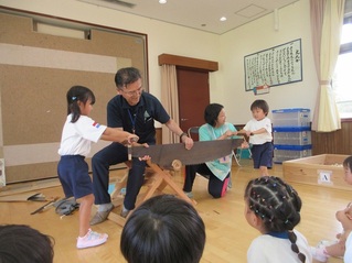 木製玩具体験に参加している子どもたちの写真
