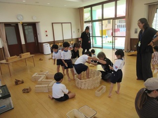 木製玩具体験に参加している子どもたちの写真