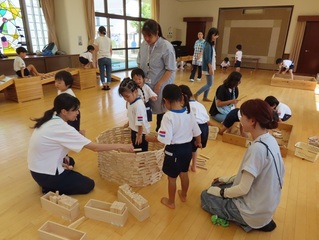 木製玩具体験に参加している子どもたちの写真