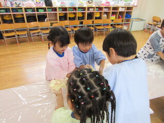 小麦粉粘土で遊んでいる子どもたちの写真