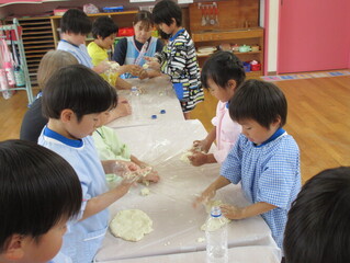 小麦粉粘土で遊んでいる子どもたちの写真