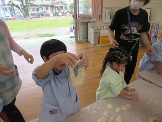 小麦粉粘土で遊んでいる子どもたちの写真