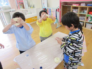 小麦粉粘土で遊んでいる子どもたちの写真