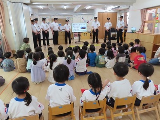 電車のことを教えてもらっている子どもたちの写真