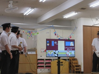 電車のことを教えてもらっている子どもたちの写真