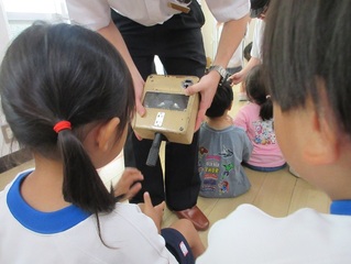 電車のことを教えてもらっている子どもたちの写真