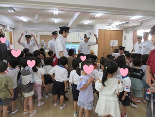 電車のことを教えてもらっている子どもたちの写真
