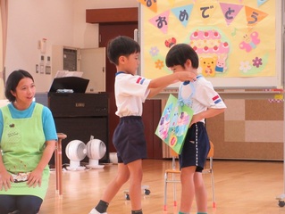 誕生会に参加している子どもたちの写真