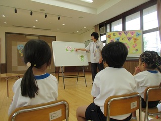 誕生会に参加している子どもたちの写真
