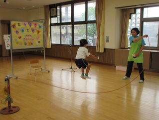 誕生会に参加している子どもたちの写真