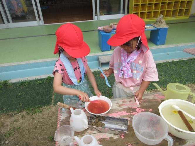 ヤマモモでジュースを作っている子どもたちの写真