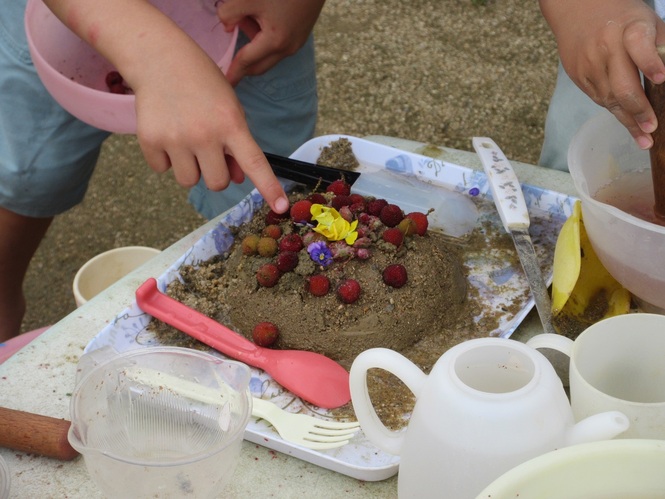 子どもたちが作ったケーキの写真
