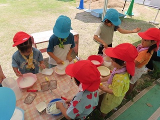 泡作りをしている子どもたちの写真