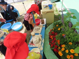 泡遊びをしている子どもたちの写真