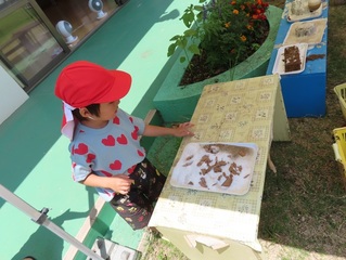 泡遊びをしている子どもたちの写真