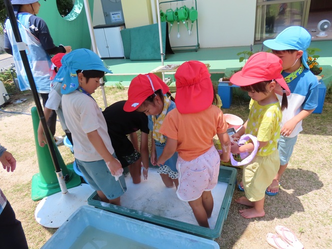 泡風呂に入って遊んでいる子どもたちの写真