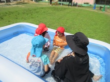 水遊びをしている子どもたちの写真