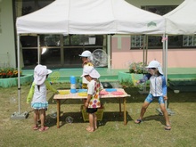 水遊びをしている子どもたちの写真