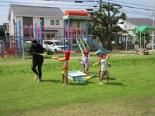 水遊びをしている子どもたちの写真