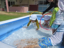 水遊びをしている子どもたちの写真