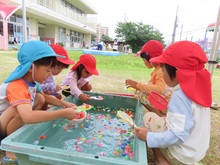水遊びをしている子どもたちの写真