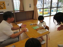 囲碁で遊んでいる子どもたちの写真
