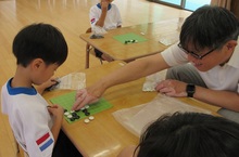 囲碁で遊んでいる子どもたちの写真