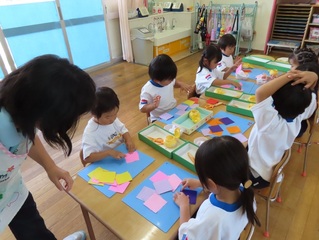 七夕飾りを作っている子どもたちの写真