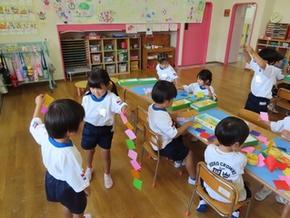 七夕飾りを作っている子どもたちの写真
