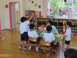 七夕飾りを作っている子どもたちの写真