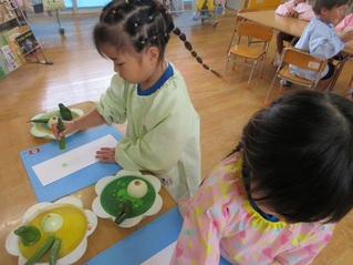 七夕飾りを作っている子どもたちの写真